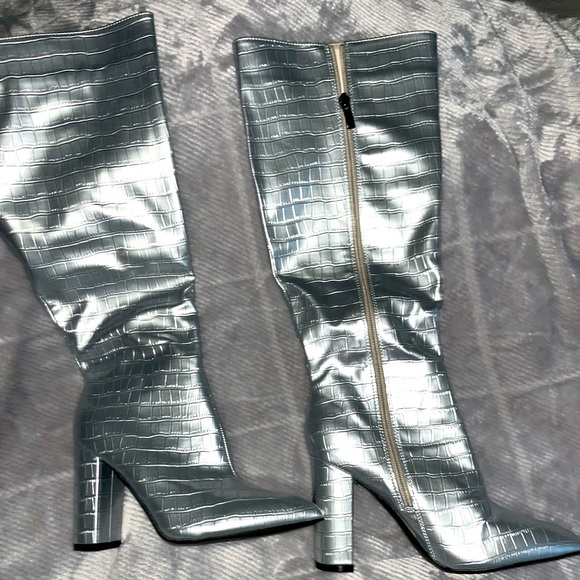 BRAND NEW SILVER KNEE HIGH BOOTS - Picture 5 of 5